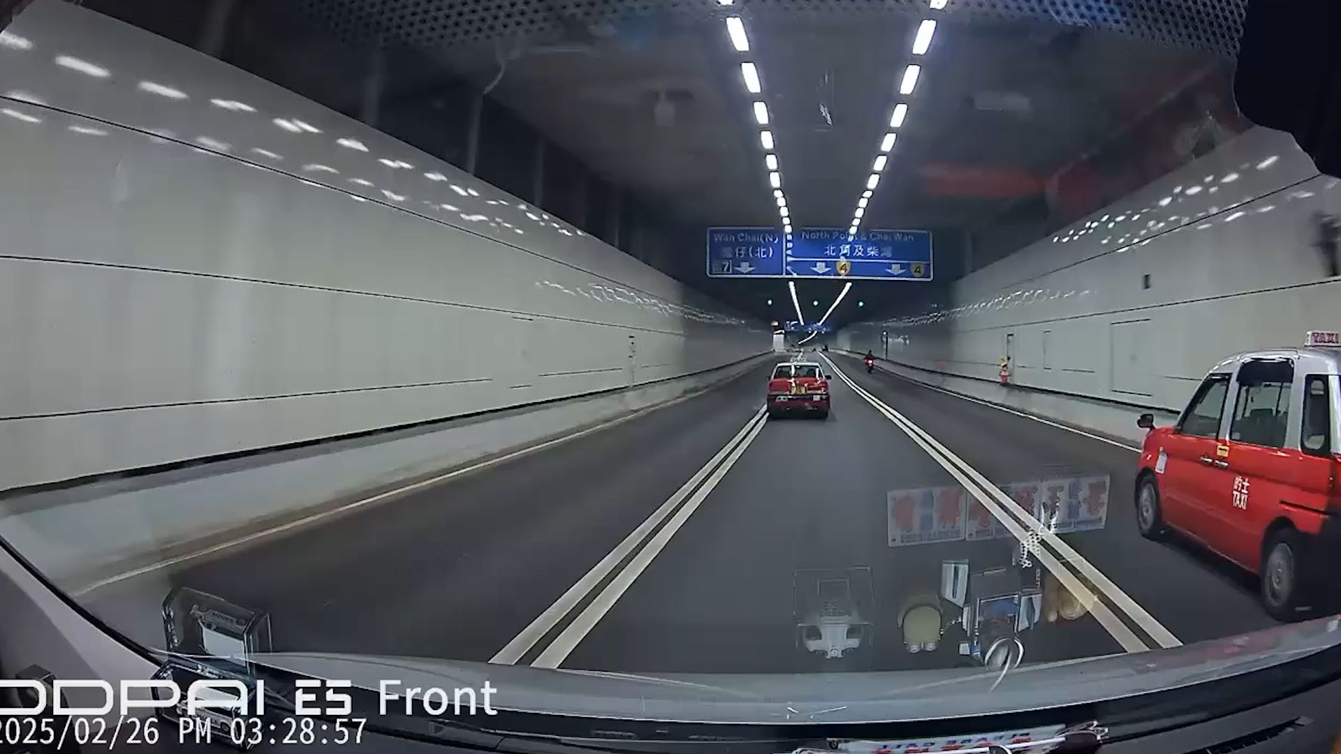 的士無法無天隧道內公然越雙白線。(影片截圖)