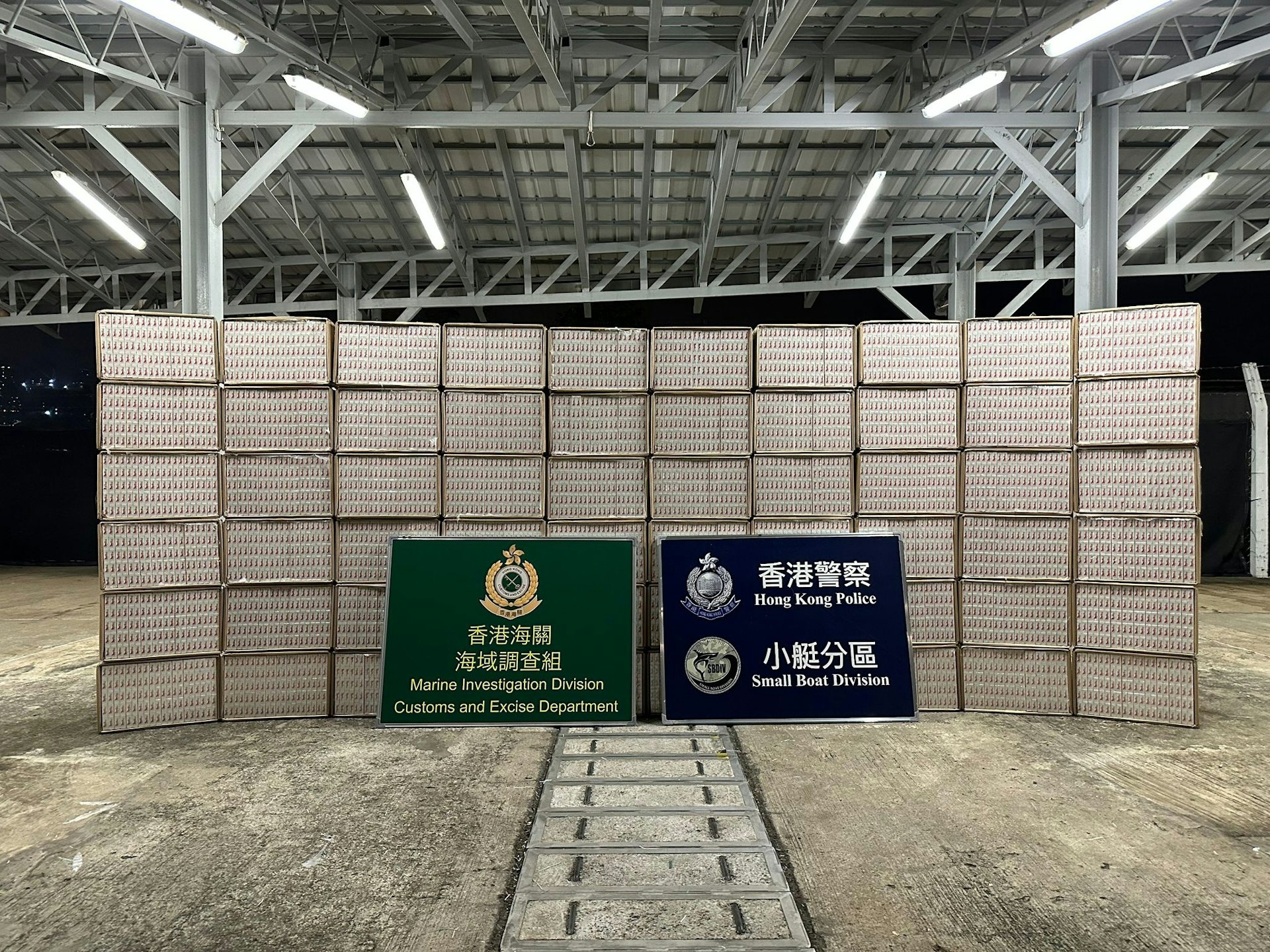 警方聯同海關在大嶼山進行反走私行動，檢獲市值約290萬元私煙。（警方圖片）