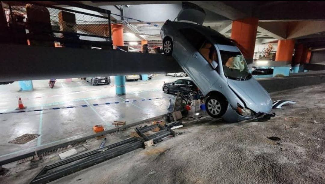 南區華貴邨停車場私家車「45度插斜坡」，88歲司機被困車內。