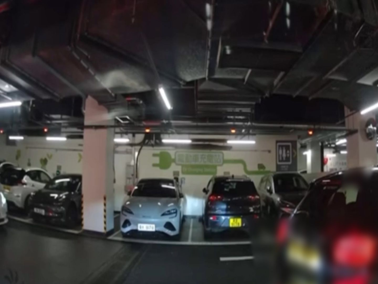 女司機停車場玩「碰碰車」連撞後車兩次