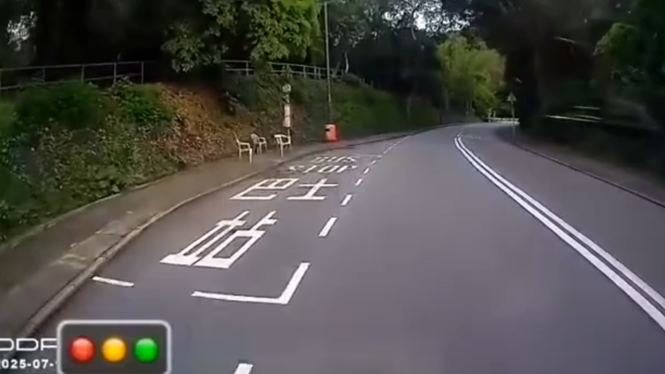 車Cam直擊｜少年北潭涌追巴士險走車　遇好心車長停車等候網民大讚