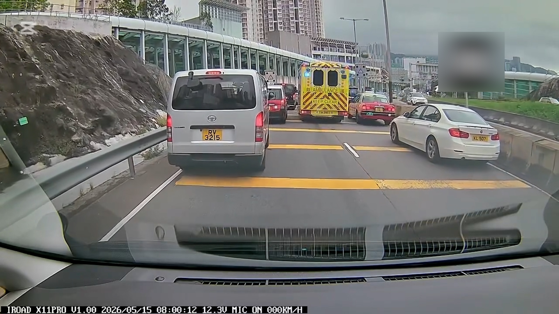 車Cam直擊｜東隧塞車遇救護車　司機齊齊「摩西分紅海」讓路好窩心 （Threads＠ikhlaqmuhammad3）