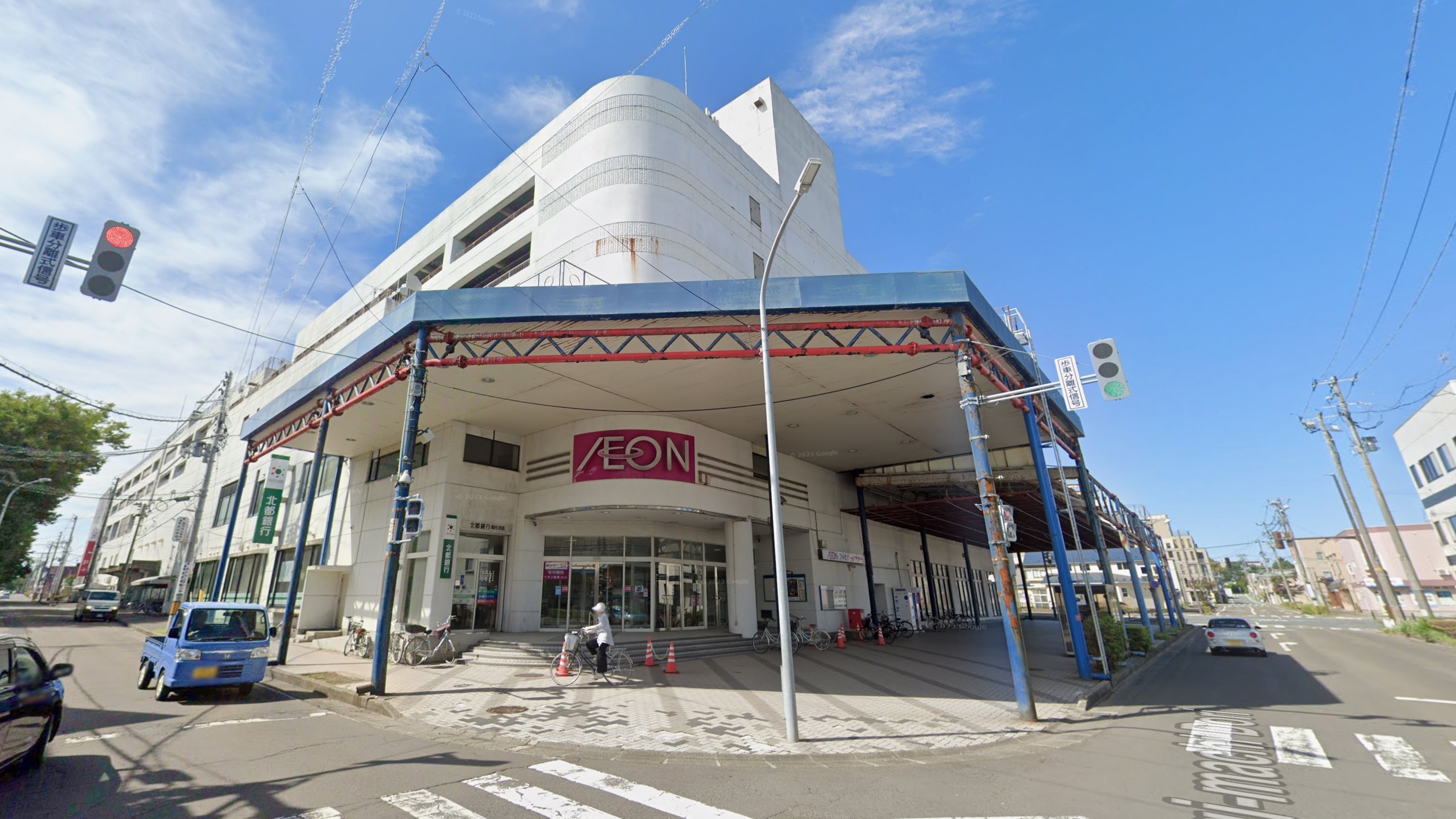 能代市有熊闖入當地商場，其後政府人員到場將其射殺。（Google街景截圖）