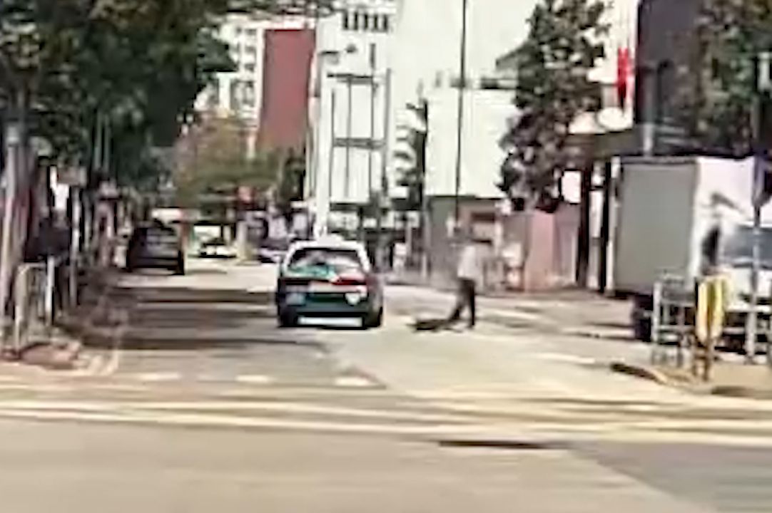 馬路MMA｜元朗單車友大戰綠的司機，互毆打到撞落小巴勁精彩。