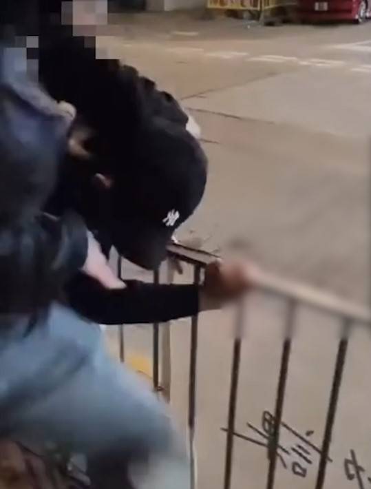 油麻地MMA｜短褲男遭雙人圍攻狠拳箍頸。(FB@Polly Sum)