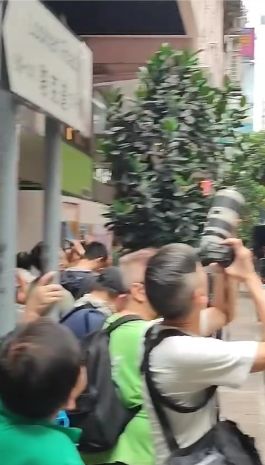 現場有市民圍觀。