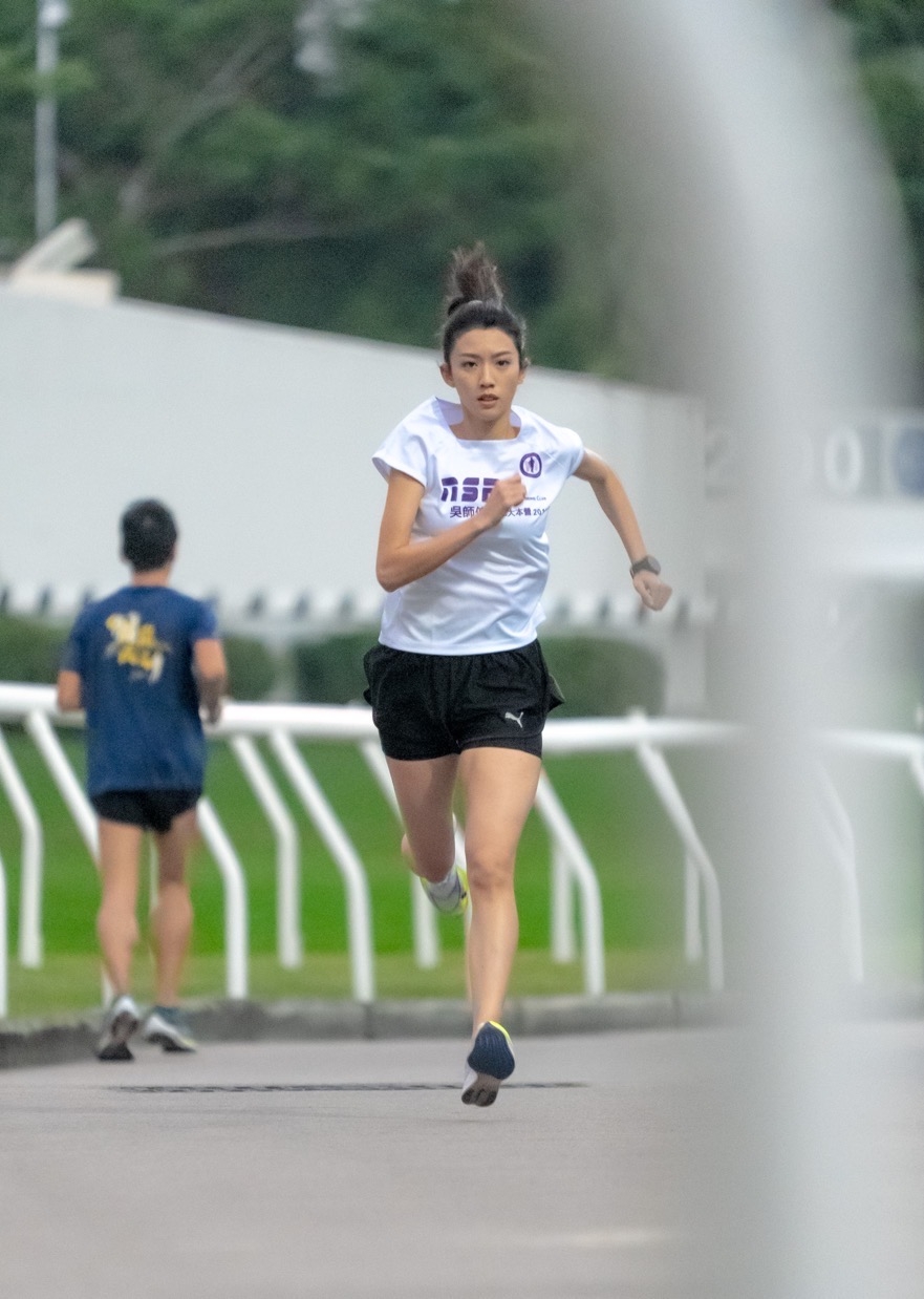 思貝無論鍛鍊前後都有認真做熱身，而且齋睇相都睇得出佢筋骨好柔軟。