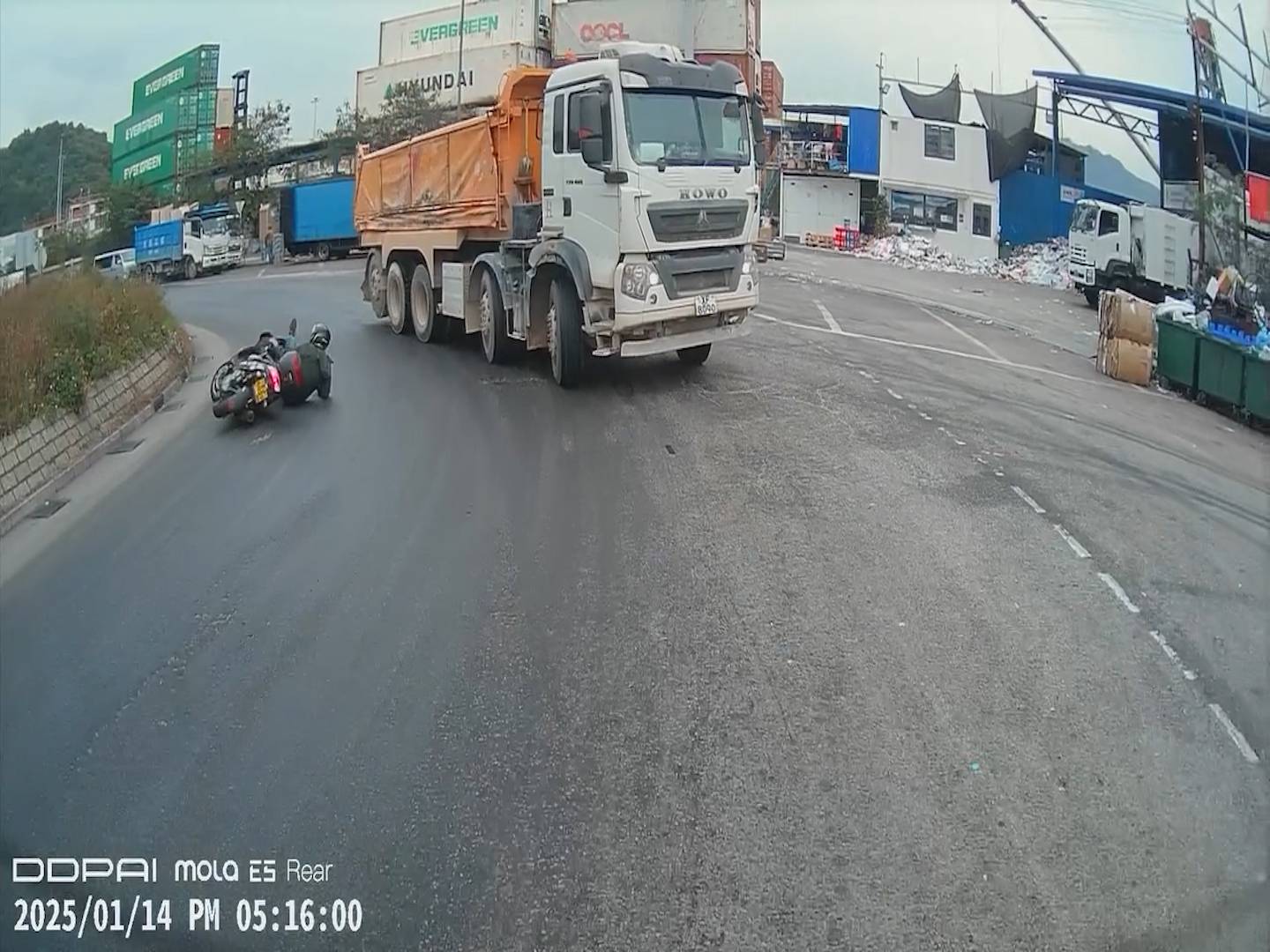 葵青鐵騎士路面跣親險被泥頭車輾過