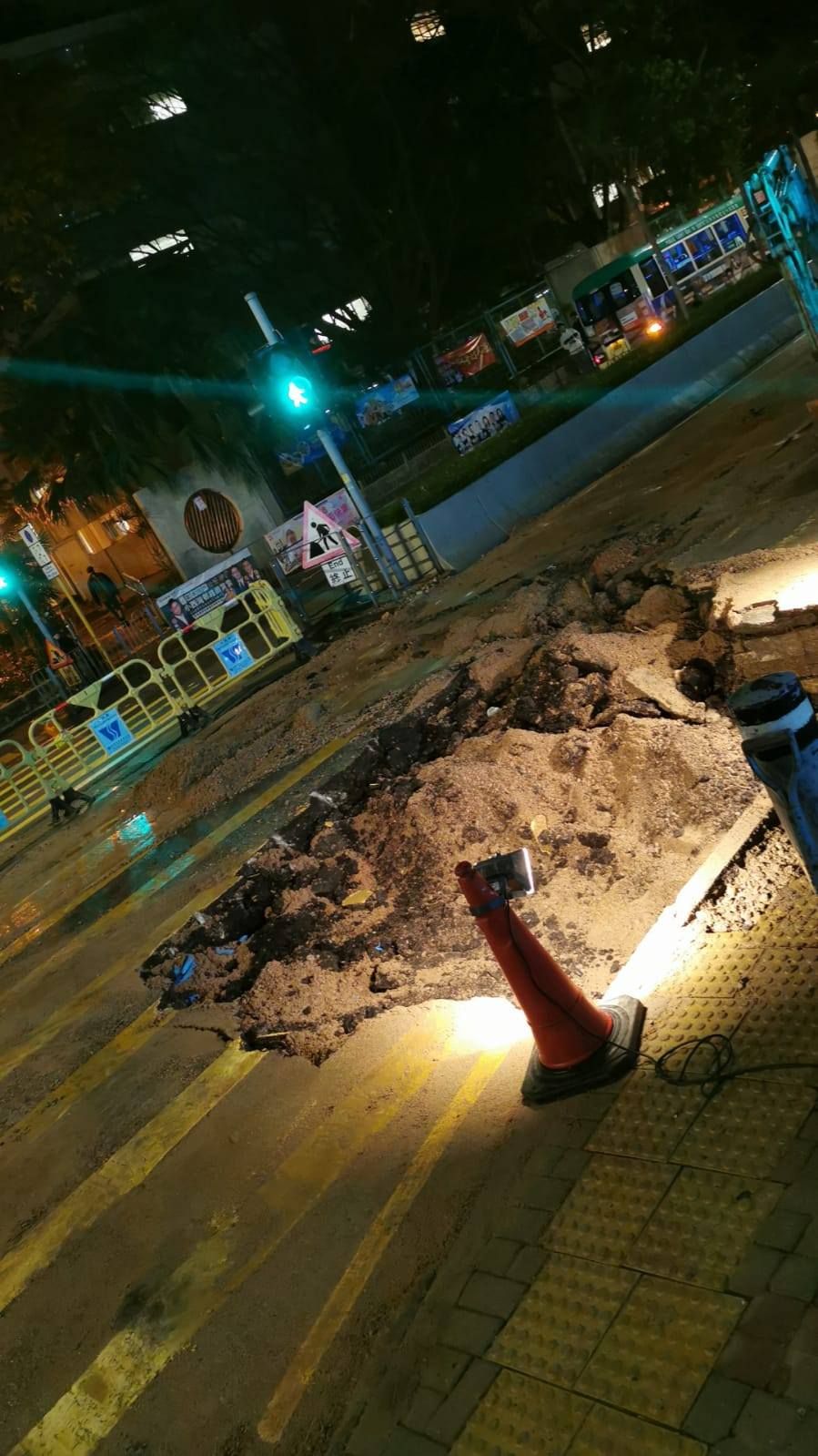 小西灣道爆鹹水管。(FB@植潔鈴 Elaine Chik)