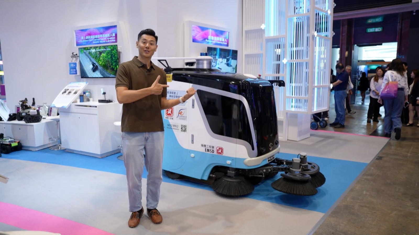 這個自動清掃機械人，集合自動清掃、倒垃圾、避障、充電於一身。