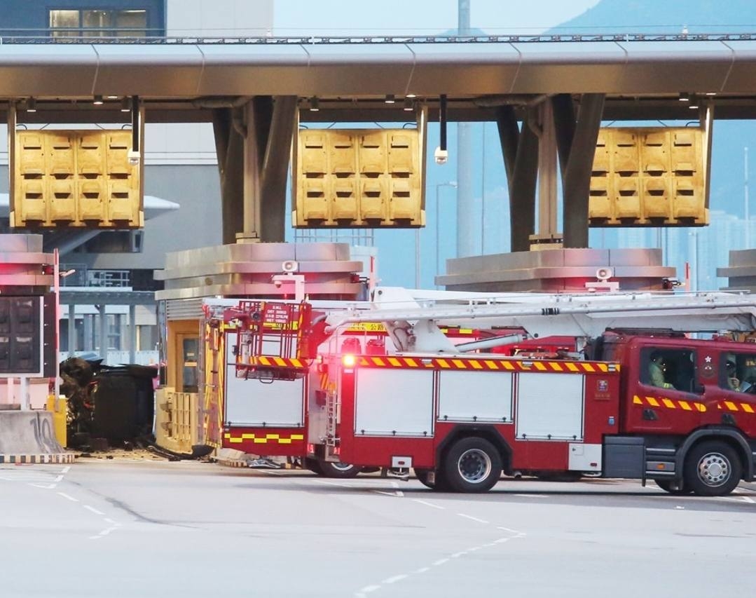 港珠澳大橋私家車撞通關檢查亭　翻側後夫婦被困　妻送院身亡 （fb＠車cam L（香港群組））