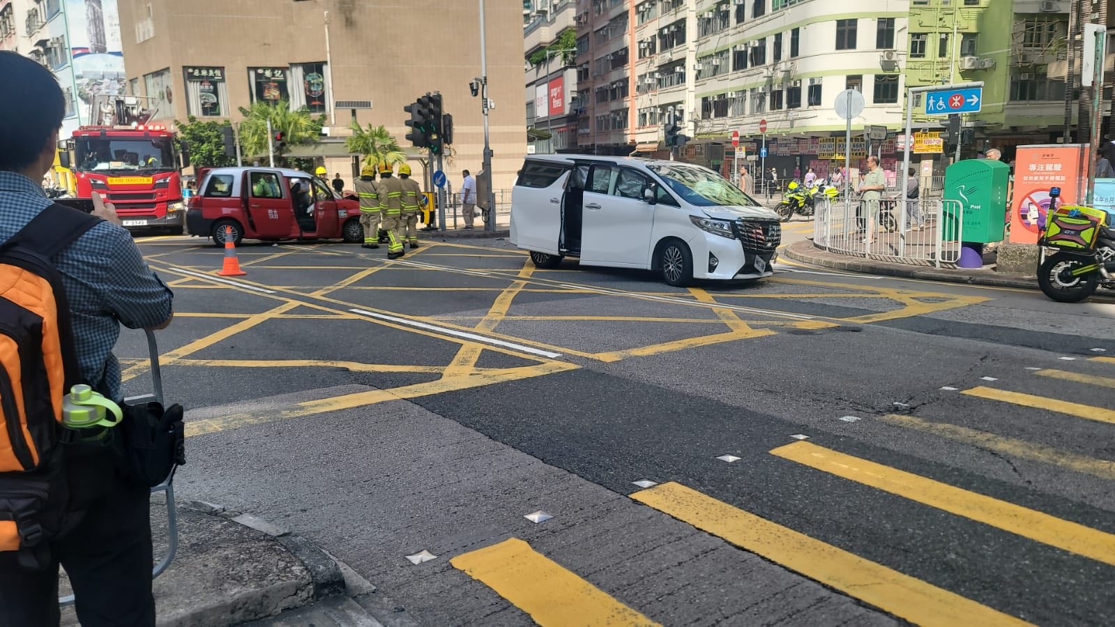 土瓜灣的士與私家車相撞　的士車頭全毀　4人受傷送院