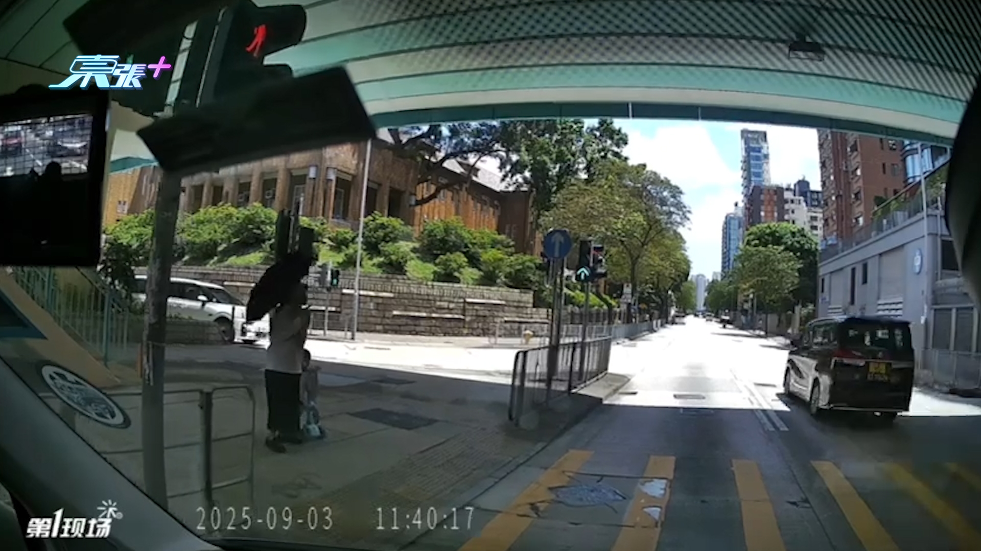 車Cam直擊｜九龍塘工人姐姐亂拖細路過馬路險被撞　網民：真係亂嚟