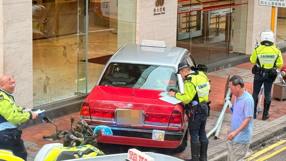 今日（8月25日）早上7時45分，一輛的士沿盧押道北行，駛至告士打道60號位置時左轉，與一輛沿告士打道西行的巴士相撞。 （Facebook圖片）