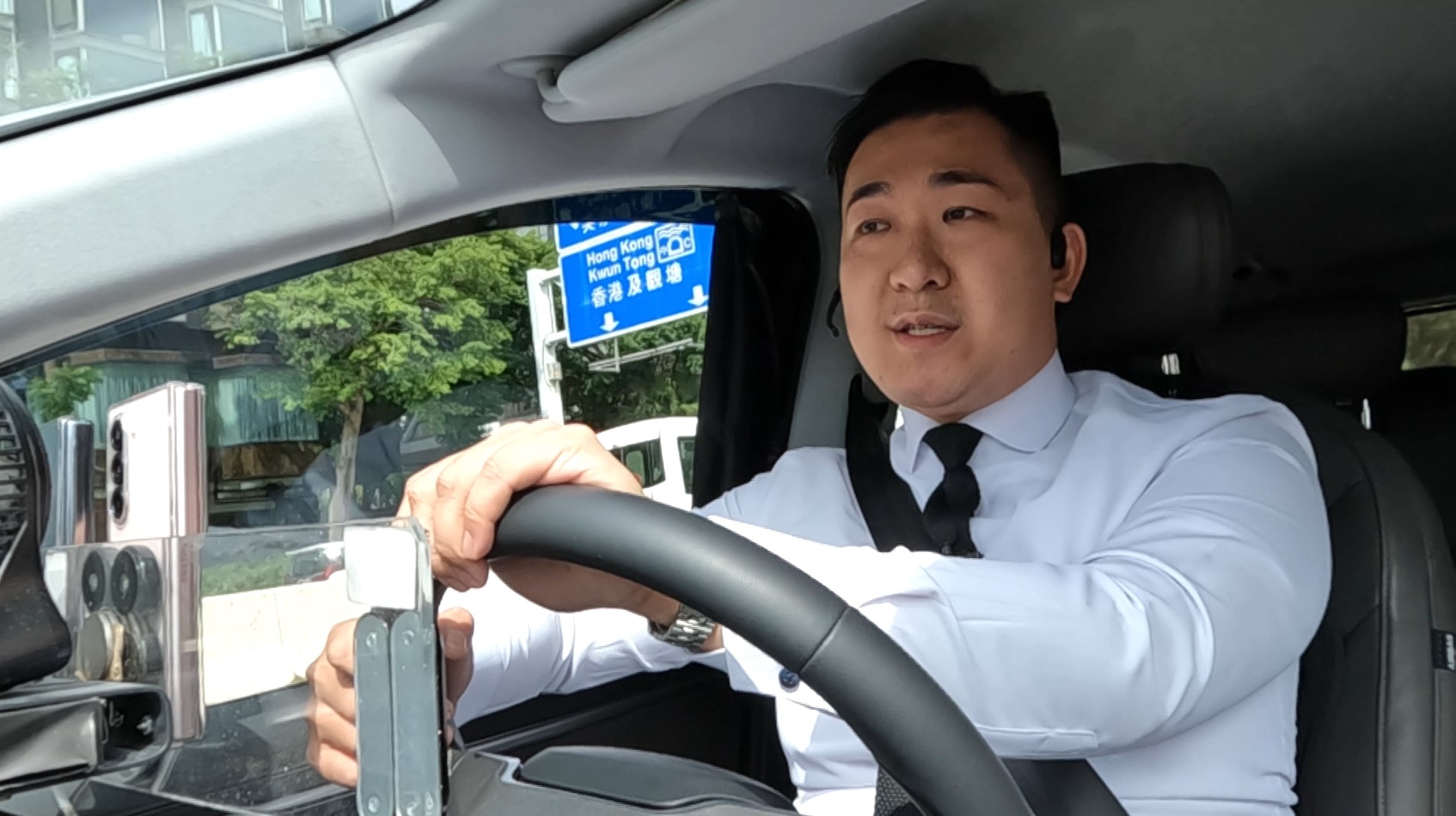 除了衣着，Cool Sir又運用自己其他優勢，展現好客之道，「我認為不只的士上提供的服務，的士以外嘅嘢，我可以做到，都盡量滿足到乘客。」