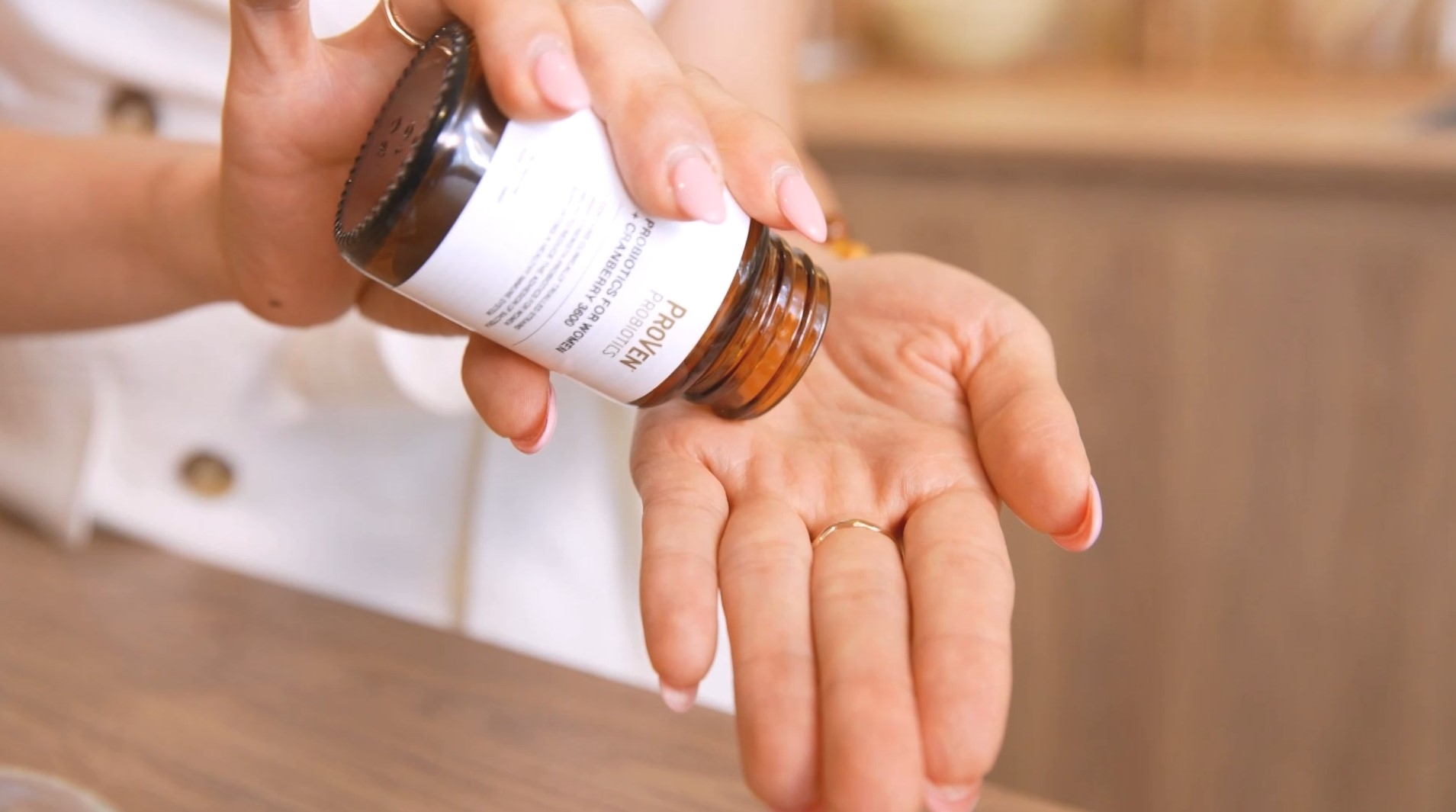 有一種特別針對女士私密部位的益生菌「加氏乳酸菌」，可以穩定私密處的酸鹼值，抑制念株菌的繁殖，減少陰道感染，舒緩私密處敏感痕癢等不適。