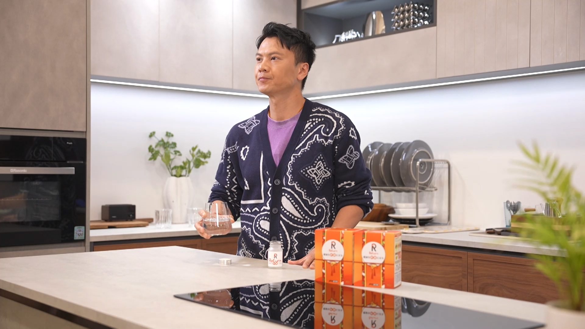 莫家淦指，自己試吃了一星期後，發現睡眠質素較之前好，也沒有再失眠，「起身面色紅潤精神較之前好，全日工作拍攝都不覺得疲累，飲酒應酬後第二日宿醉又少了，亦沒有頭暈和想嘔吐的感覺。」
