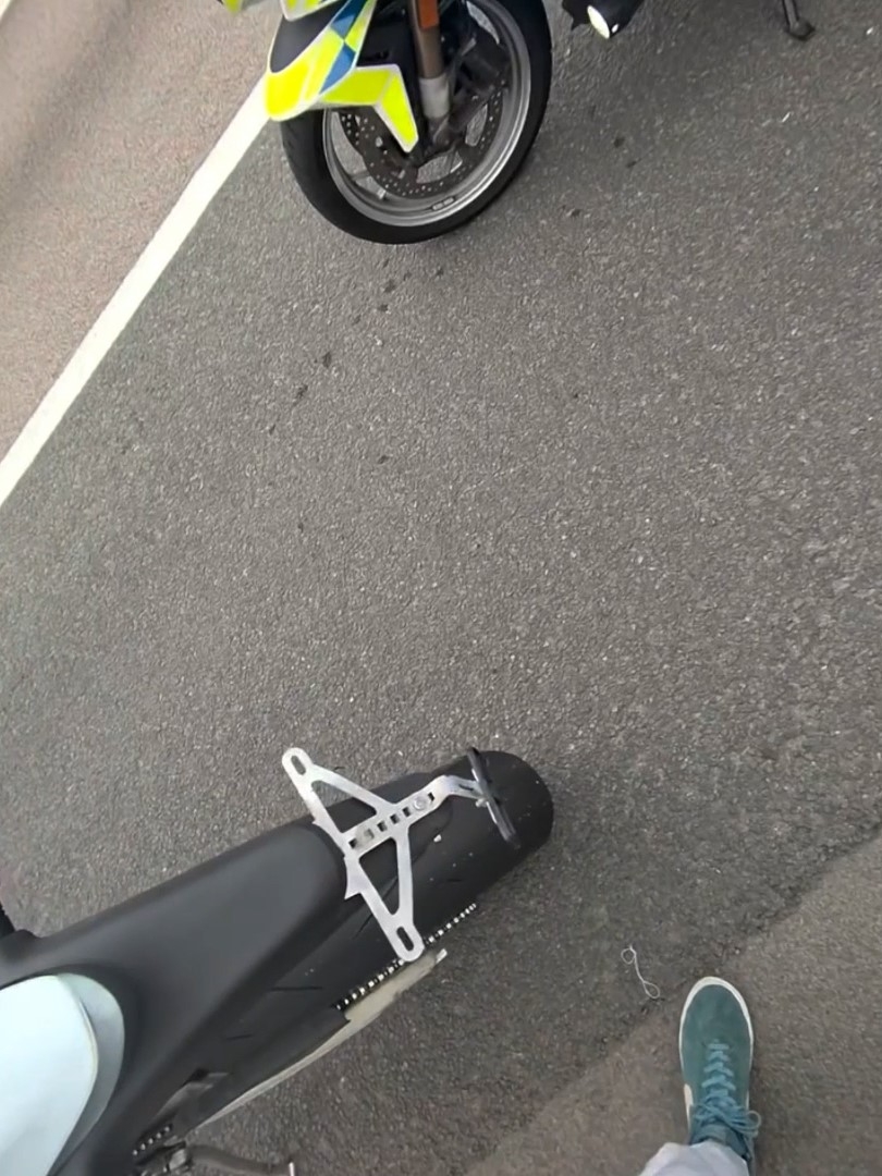 涉事男子沿青沙公路往昂船洲方向行駛，被一名交通警員發現他的電單車沒有車牌，警員遂指示他駛向路邊停車。（Instagram影片截圖／@surron_london）