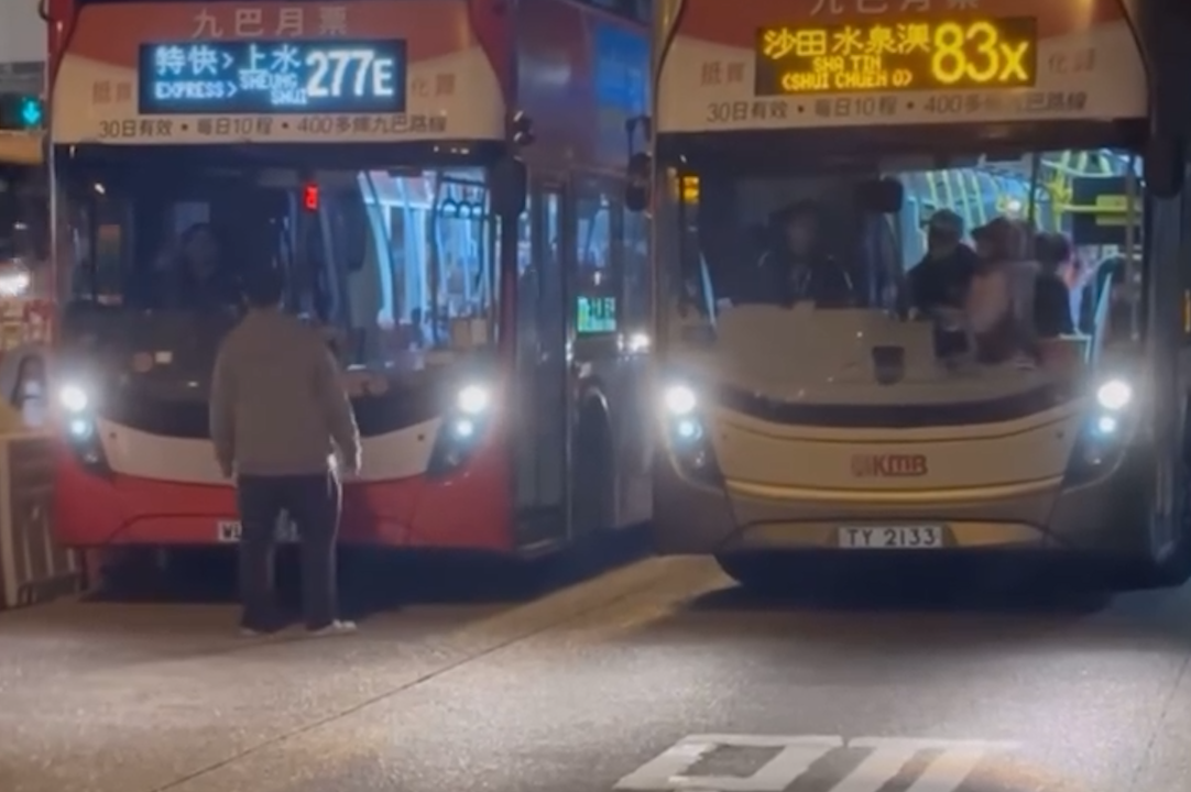 大老山隧道巴士站怪男「螳臂擋車」。(影片截圖／FB@Kitty Chau)