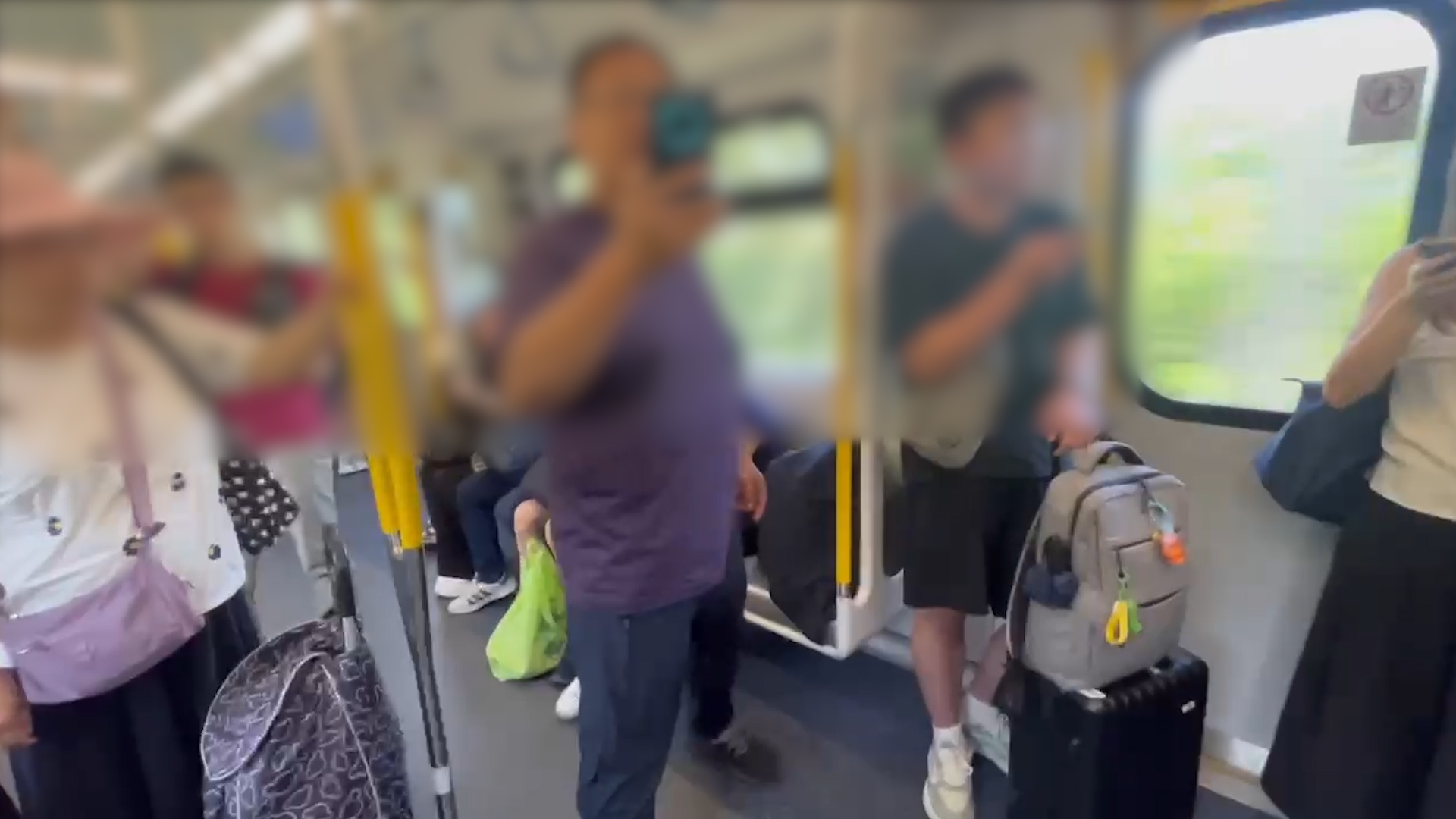 東張西望報料｜東鐵普通話大叔擺袋霸位唔畀人坐　被全車人鬧仲聲大夾惡理論