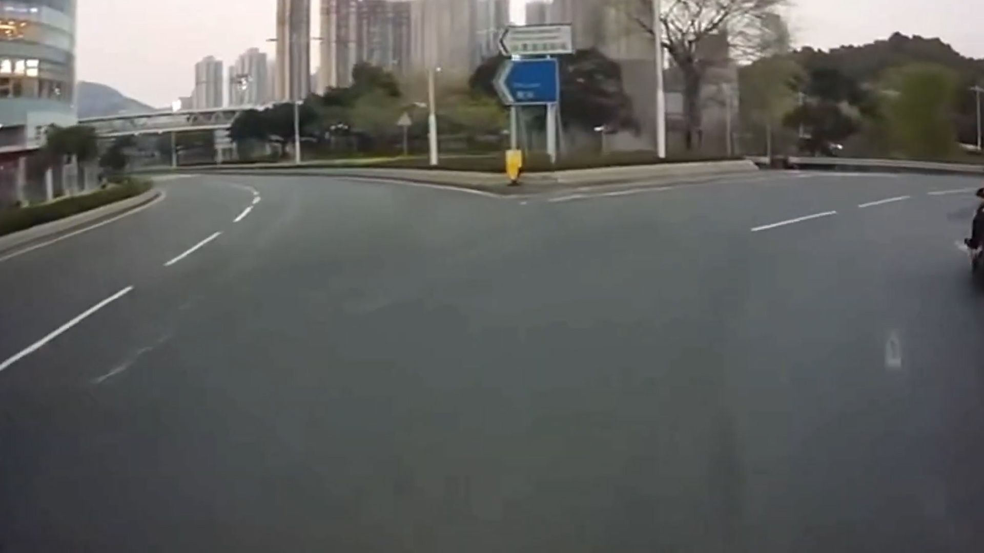 有片｜將軍澳白色私家車螺旋處閘車及讓線沒停