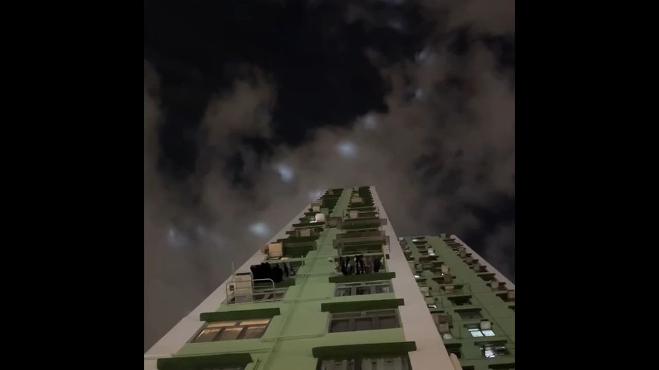 有片 | 荃灣夜空突現多個不明怪異光團  惹來UFO疑雲 - 東張+