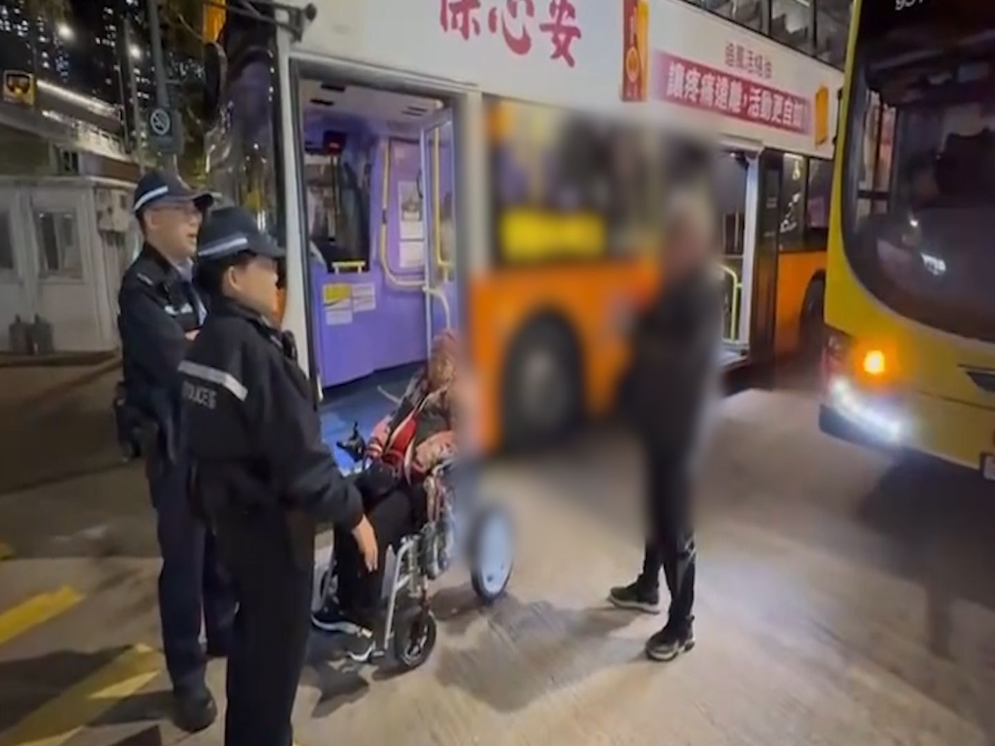 香港仔女車長被阿伯發難大鬧，只因輪椅婆婆未上到車？(影片截圖)