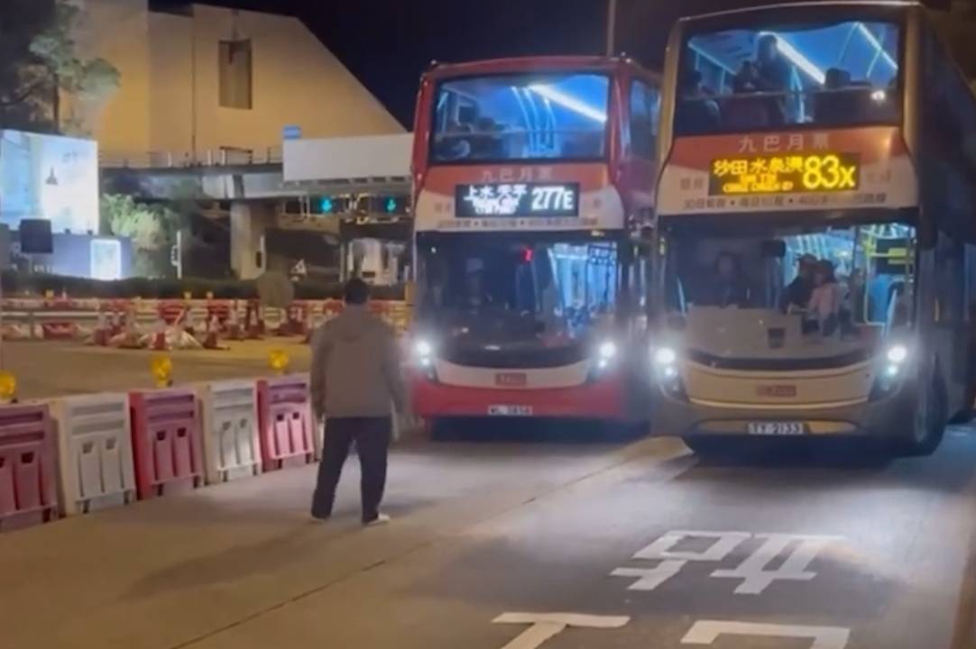 大老山隧道巴士站怪男「螳臂擋車」。(影片截圖／FB@Kitty Chau)