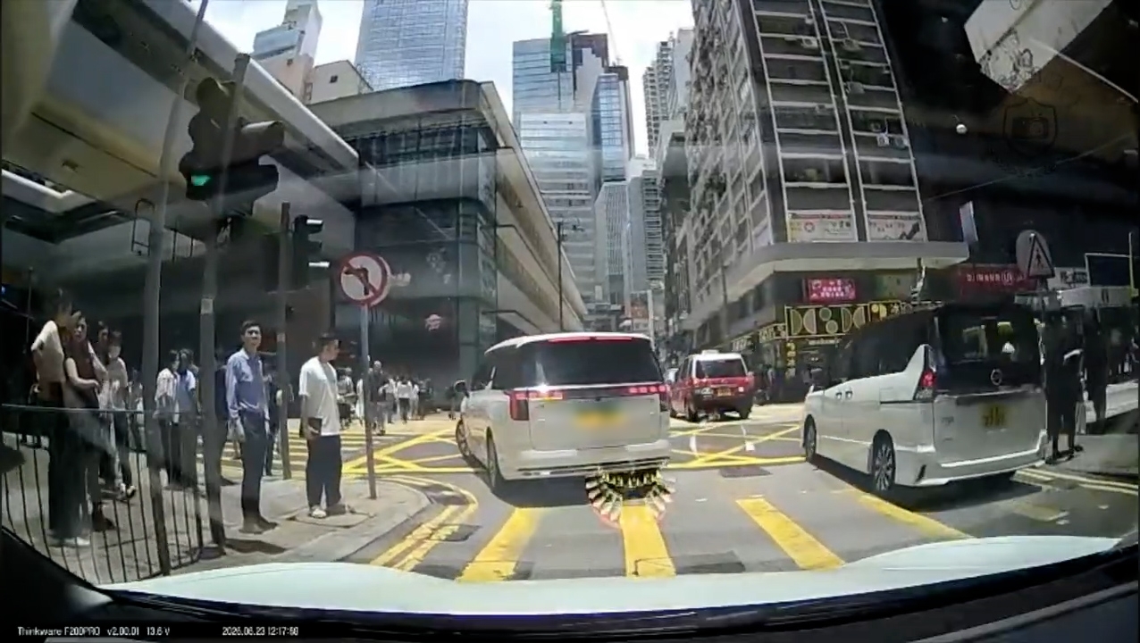 該車直闖斑馬線，逼近人群，大批途人被迫急停閃避，情況相當驚險。