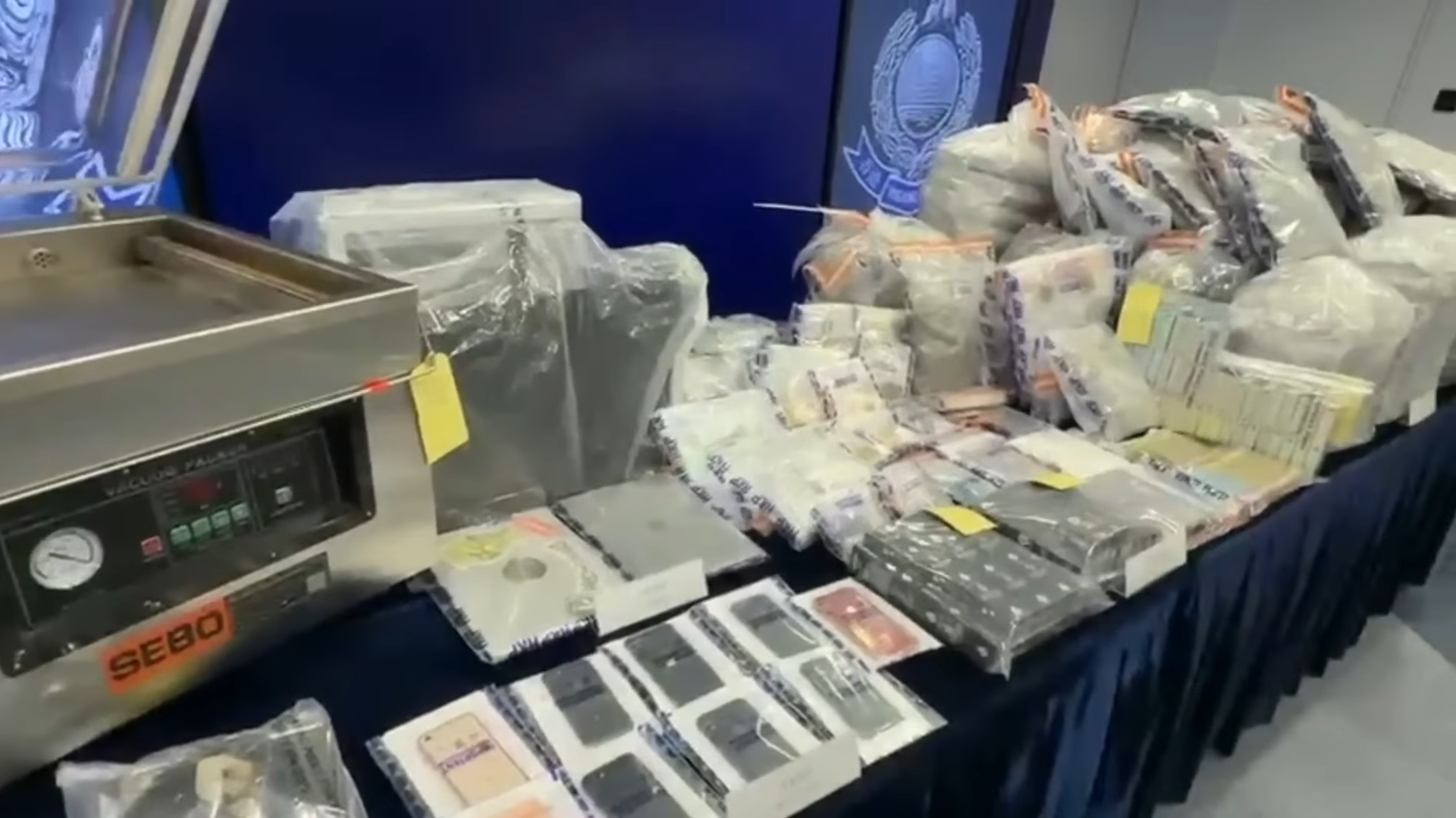 涉案物品。（警方YouTube直播截圖）