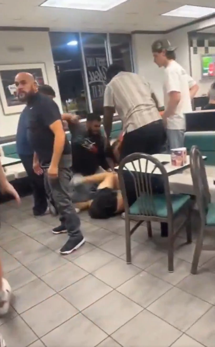 網上流傳的影片顯示，店內瞬間陷入混亂，多人互相推撞、拳打腳踢，場面如同街頭格鬥。座位翻倒、地板沾滿血跡，部分人更試圖勸阻但無效。