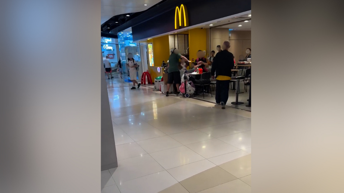 老婦一邊避開、一邊舉起拐杖，並沒有觸碰到對方，但他懷疑受到挑釁，出手抓住老婦拐杖。