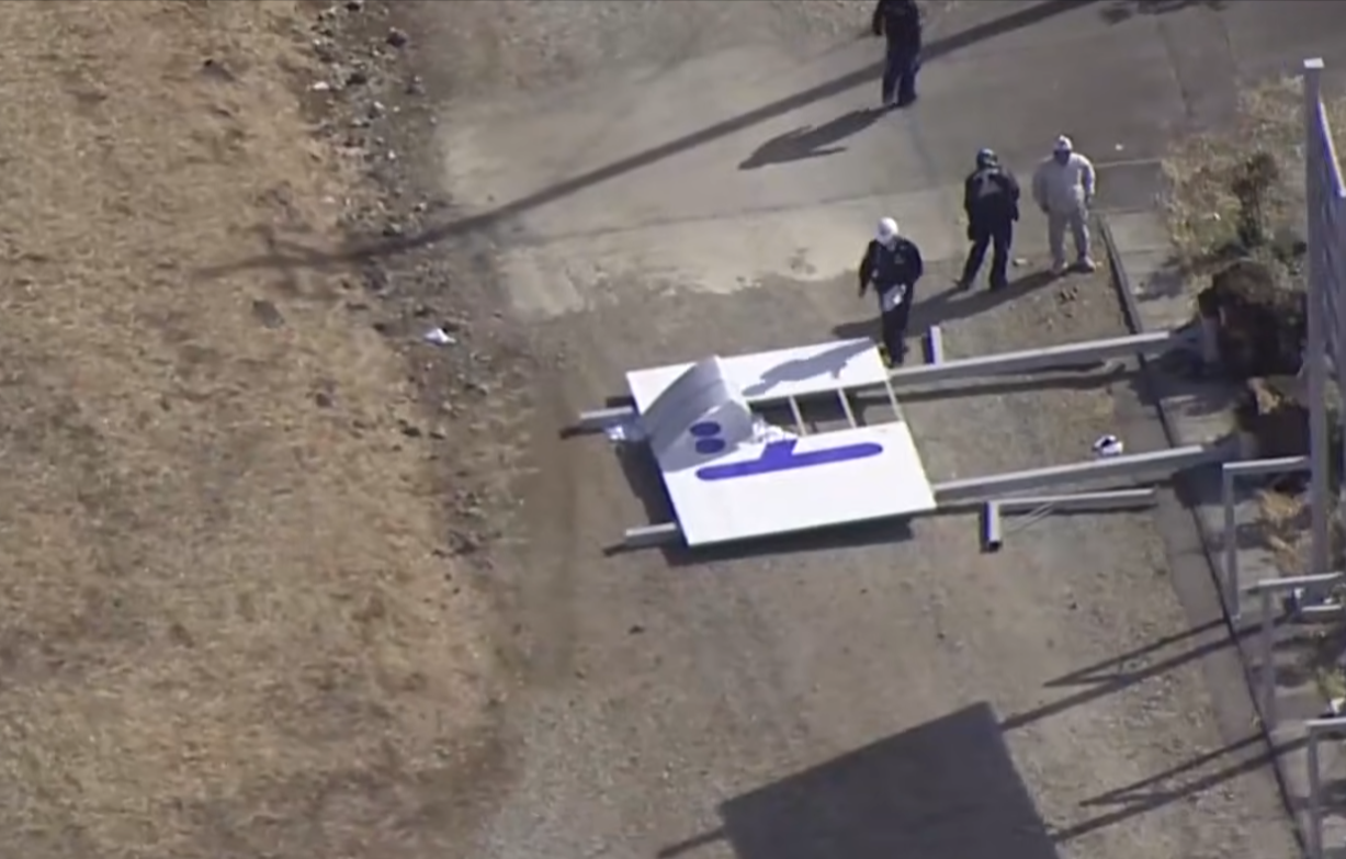 3名台灣遊客摘完士多啤梨遇「伏擊」　遭強風吹倒廣告板擊中　由直升機送院