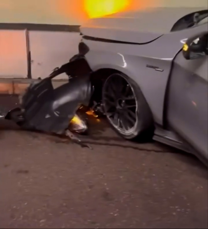 車頭嚴重損毀。（Facebook影片截圖／車cam L（香港群組）／車cam L） 