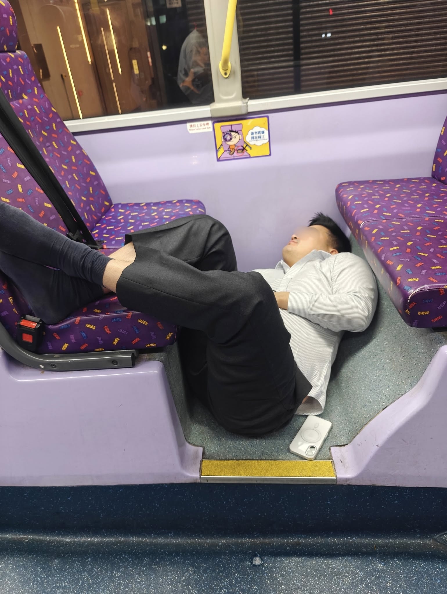 城巴醉客「高難度睡姿」橫跨座位惹網民熱議，後續司機現身處理。(FB@Lau Toby)