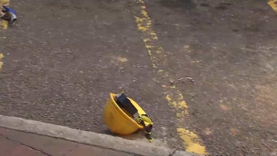 現場留下頭盔、眼鏡等。 