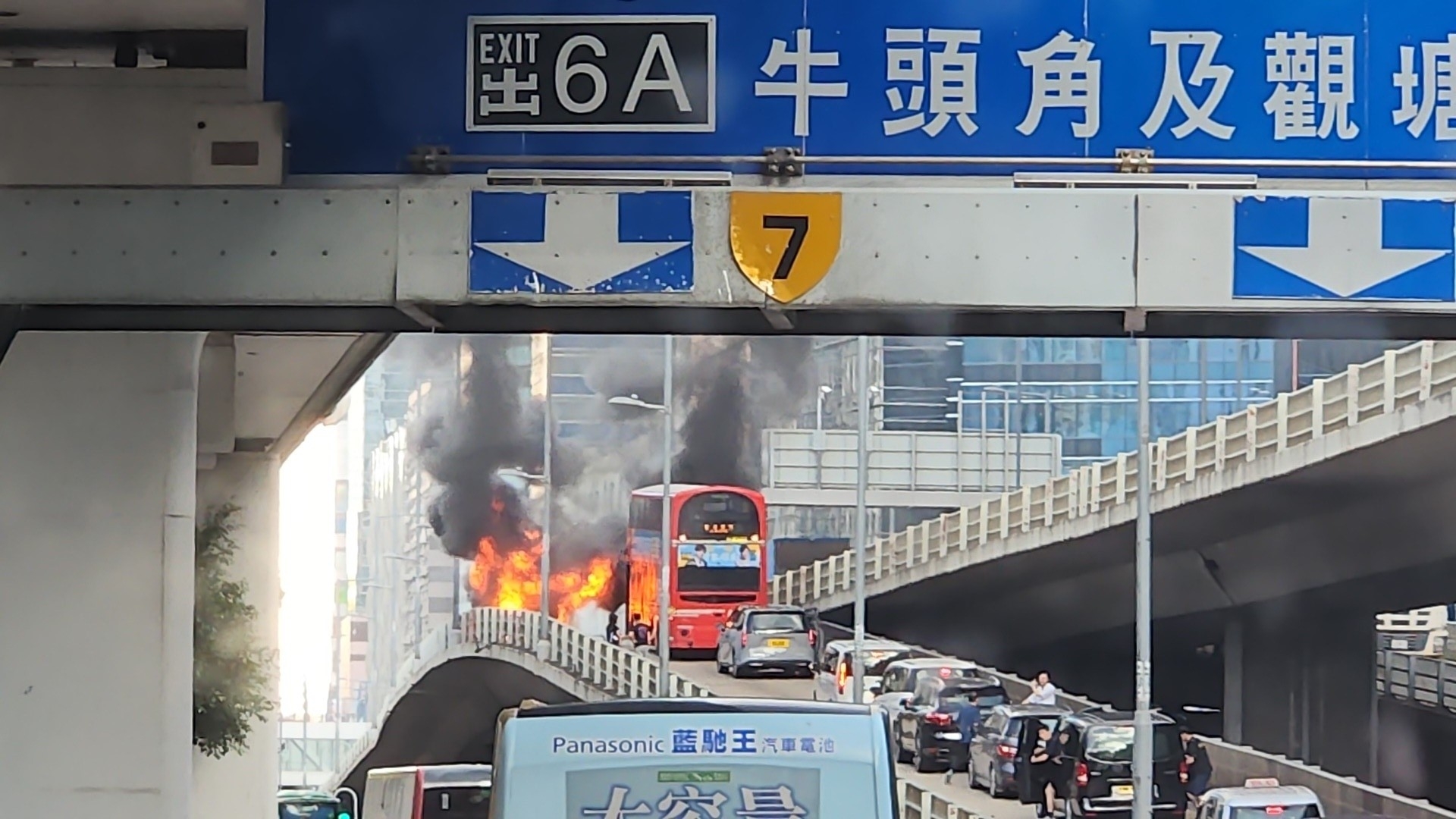 觀塘道天橋近牛頭角港鐵站位置有汽車起火，冒出大量黑煙。（Facebook圖片／馬路的事 (即時交通資訊台)／Ah Thy）
