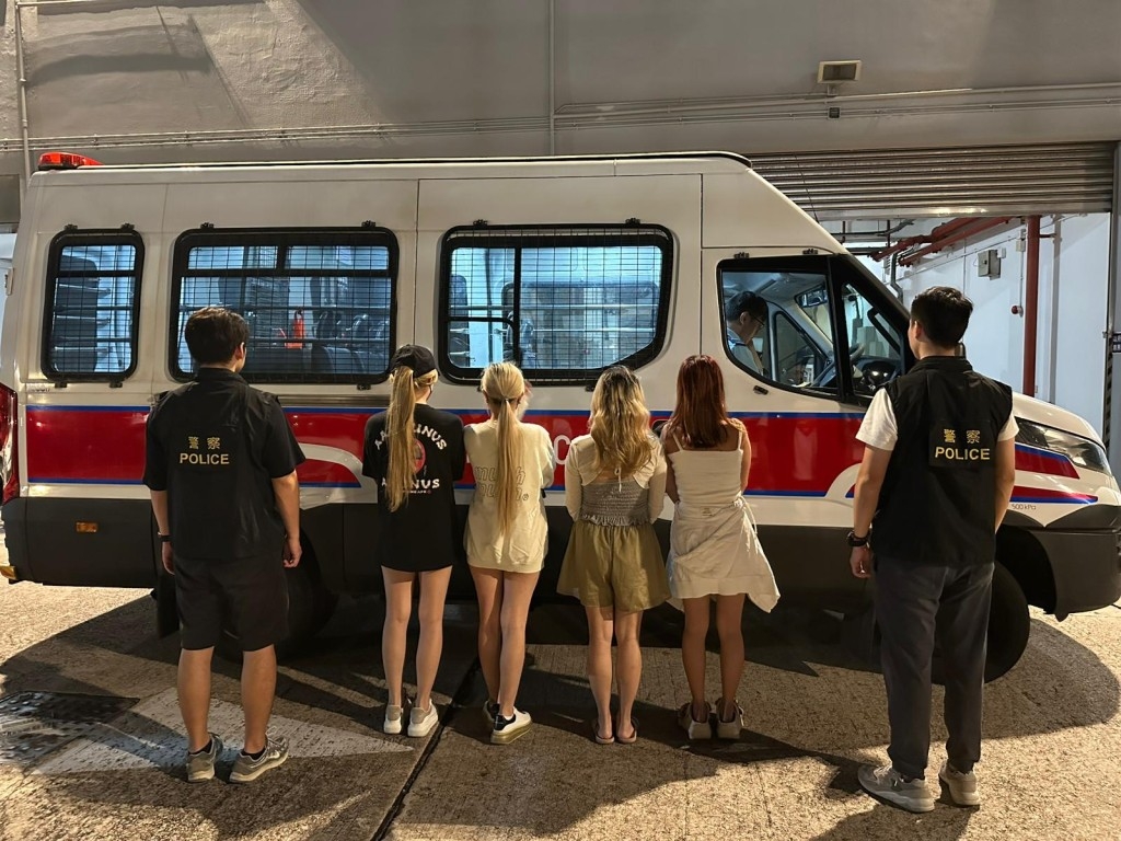 警方聯同入境處展開掃黃行動，拘捕24名女子。（警方圖片）