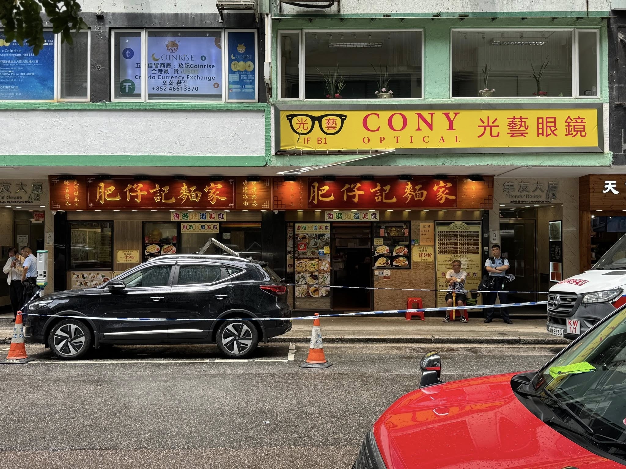 尖沙咀打風前「天降飛窗」擲中私家車　網民笑稱：九月飛窗或有重大冤情