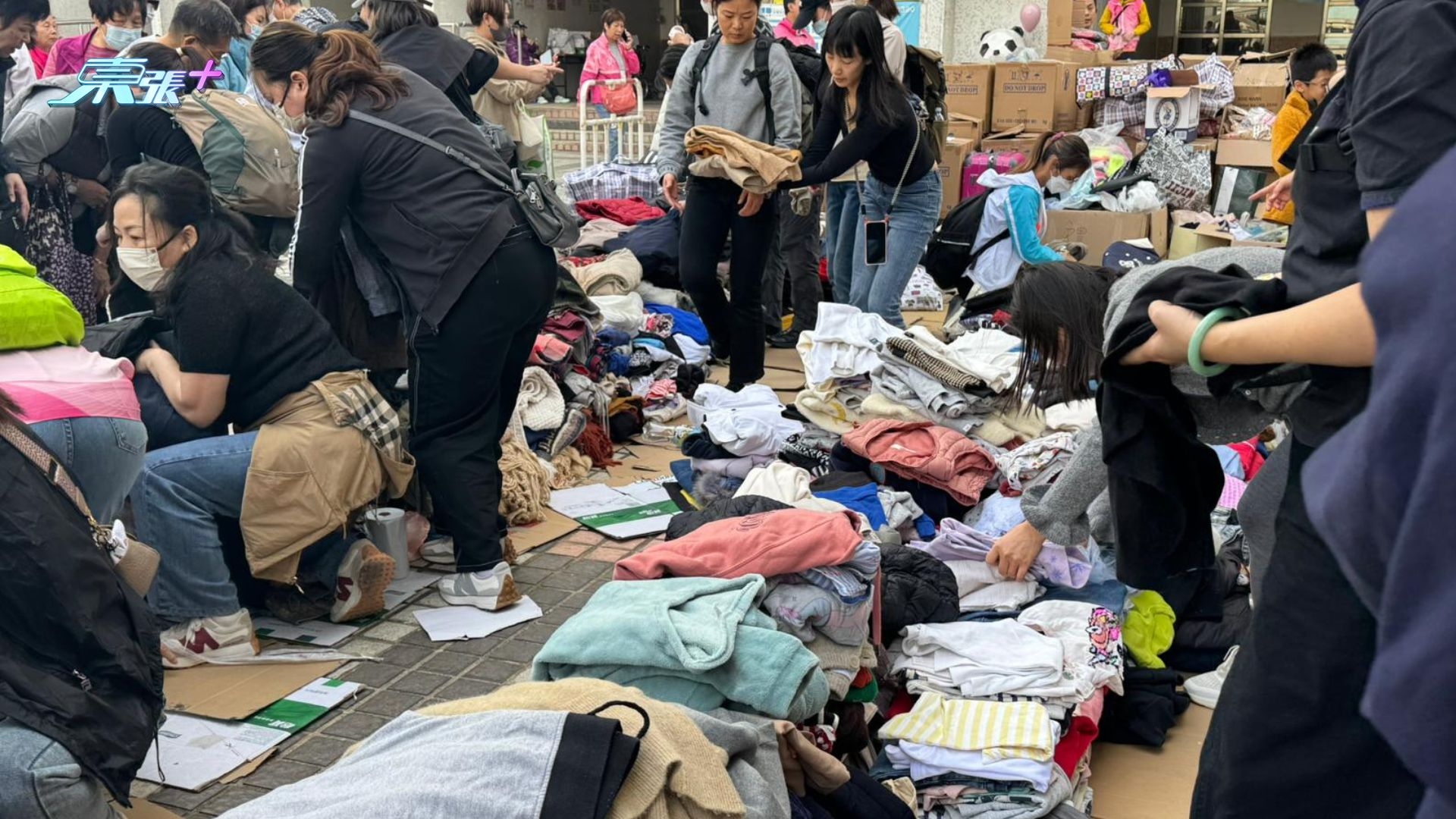 現場義工向捐贈者溫馨提示，指熟食類物資若過量容易變壞。社區愛心湧現的同時，亦展現出理性分配的一面。這場突如其來的災難，映照出社區鄰里間最質樸的溫暖。