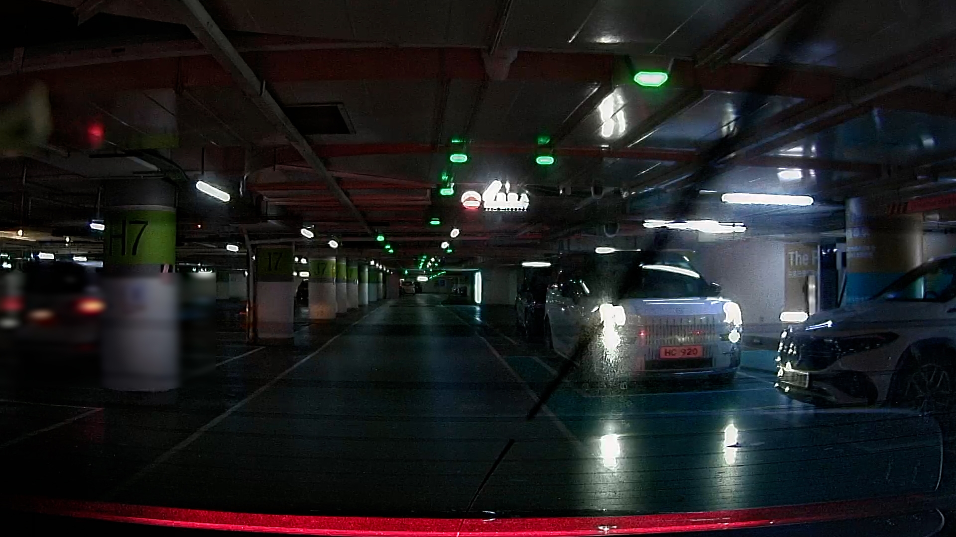 東張西望報料｜沙田商場停車場「危險司機」車位間高速行駛　觀眾報料籲小心 （觀眾鄧先生提供影片截圖）