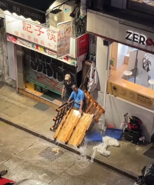 中環爆水喉射3米高水柱　男工人捨身「肉身擋水柱」