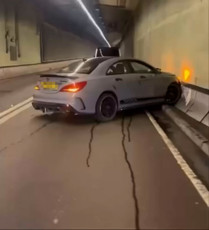 涉事私家車車頭撞向右方隧道牆壁。（Facebook影片截圖／車cam L（香港群組）／車cam L）