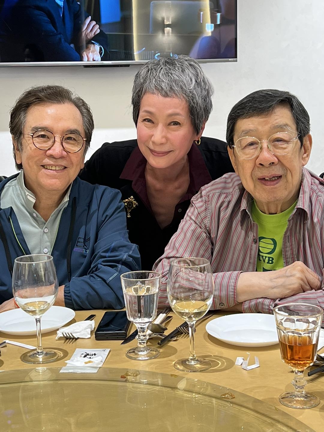 91歲修哥造型相當搶眼，見佢身穿印有TVB logo嘅tee。 