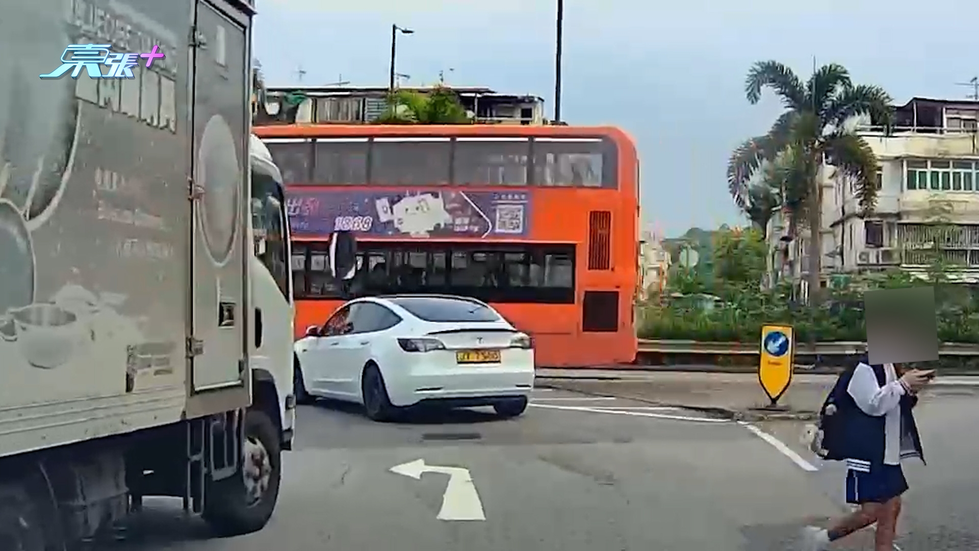 東張西望報料｜車Cam直擊元朗男童過馬路低頭玩手機　工人姐姐「完全唔理」