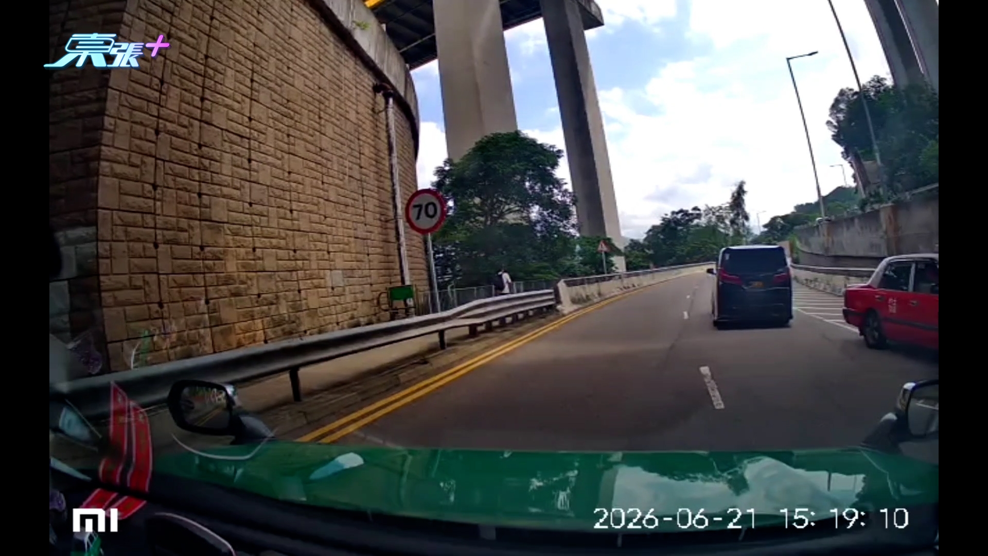 東張西望報料｜紅的汀九「逆線行駛」　迎面車輛險象環生　觀眾：車上載客照衝