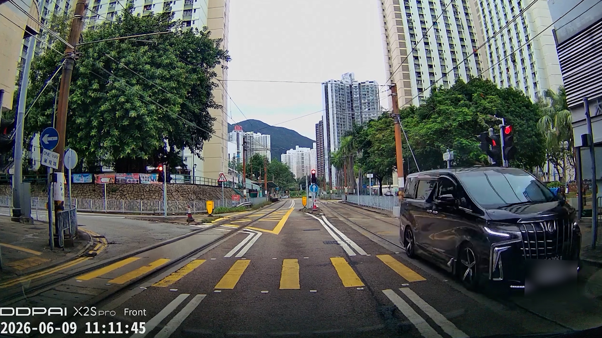 車Cam直擊｜屯門中港車「大地任我行」逆線行駛　仲行入輕鐵路軌被斥：扮新型輕鐵？ （FB＠司車cam L（香港群組））