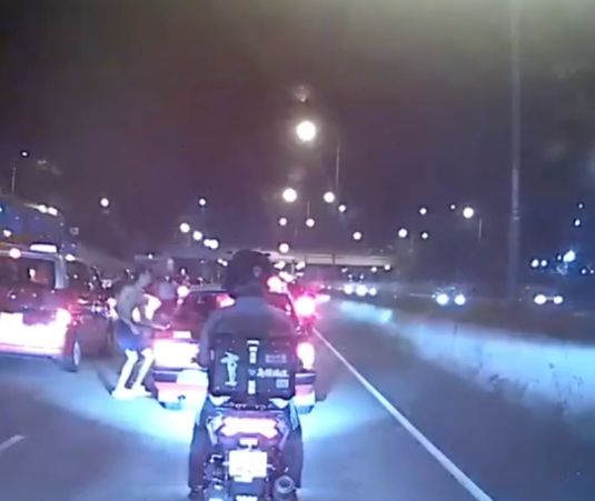 車Cam直擊｜赤膊男反轉吐露港公路突落的士狂奔
