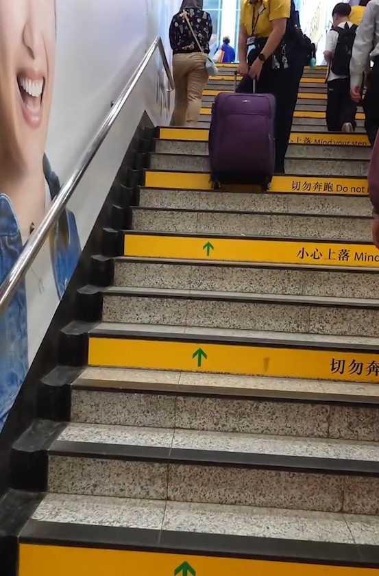 港鐵苦命職員慘變「阿四」幫姐姐搬行李上樓梯　網民：做工人嘅工人