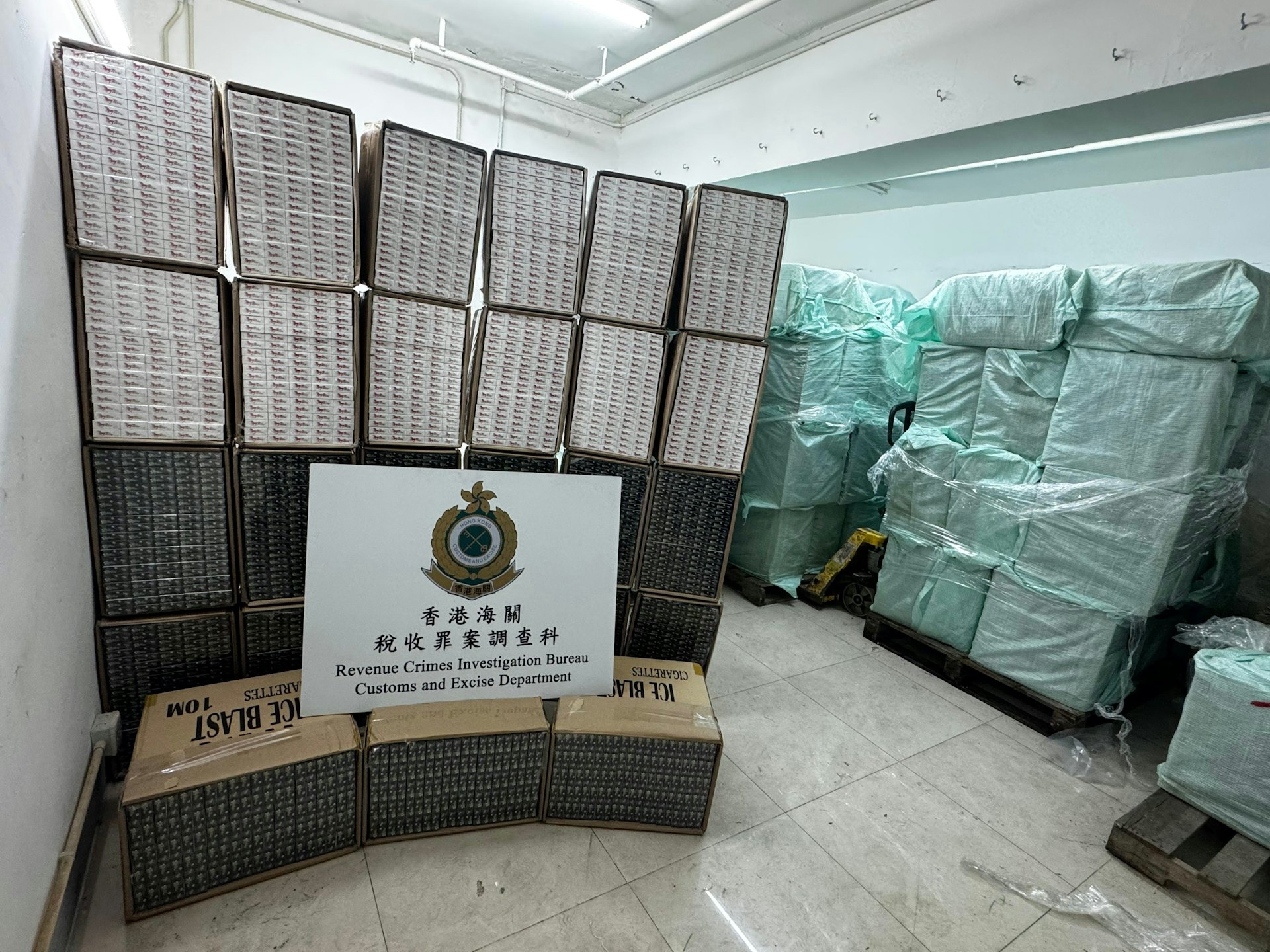 海關在屯門三個工廈單位檢獲近千萬支私煙。（海關圖片）